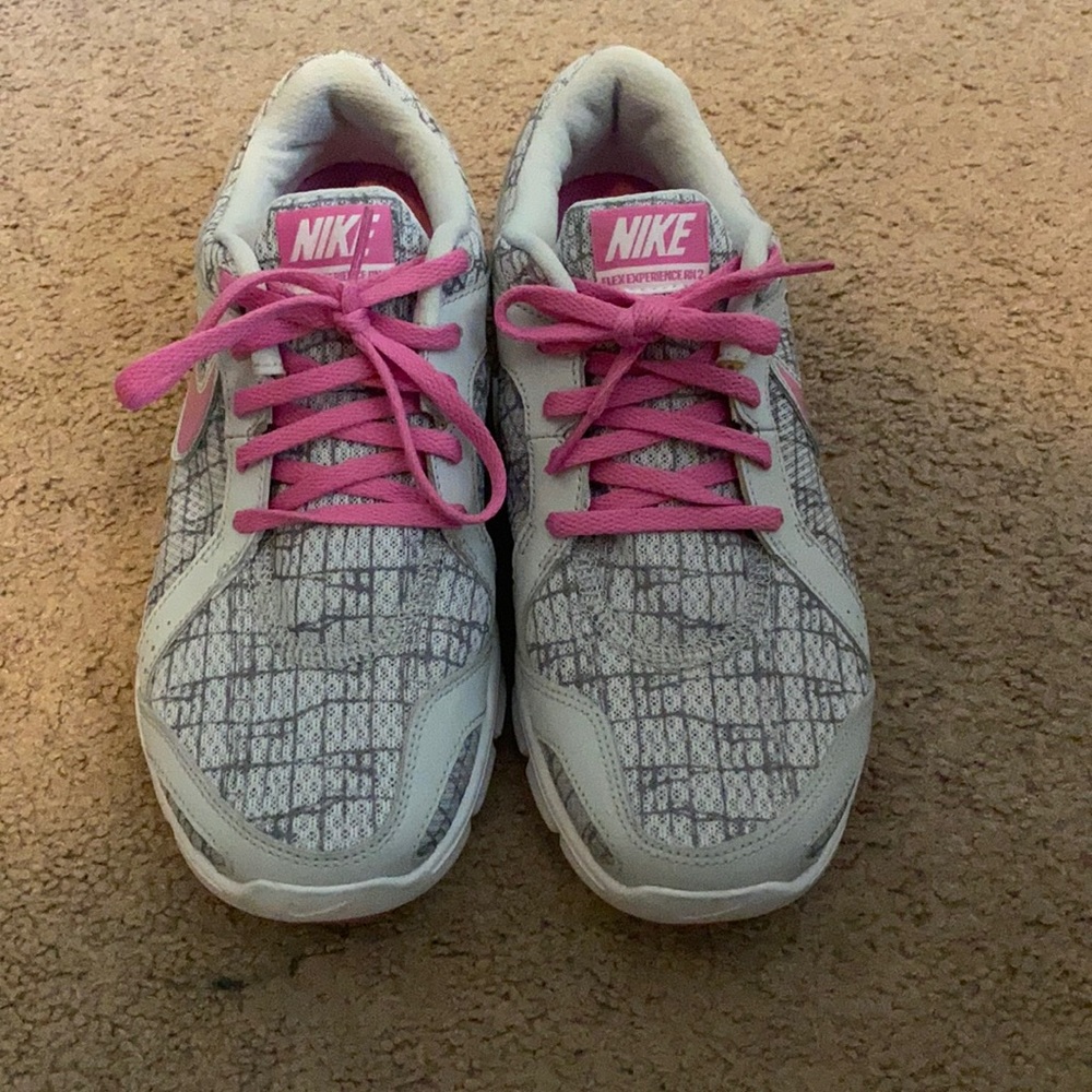 Women’s Nikes tennis shoes